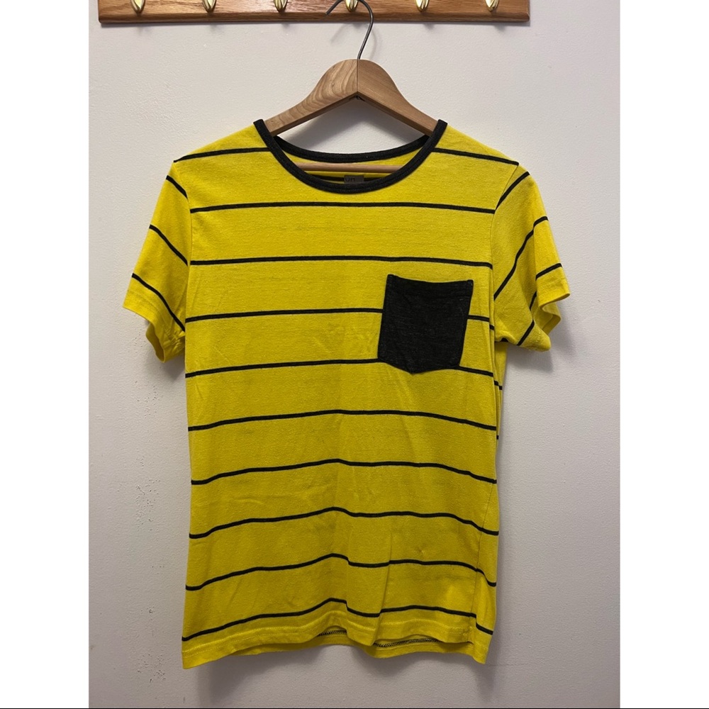 Uh small yellow t-shirt